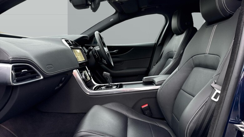 Jaguar XE 2.0 D200 R-Dynamic SE Black 4dr Auto Diesel Saloon